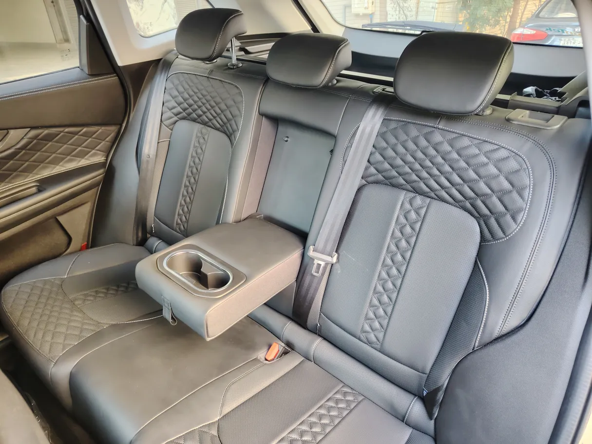 Car image 15