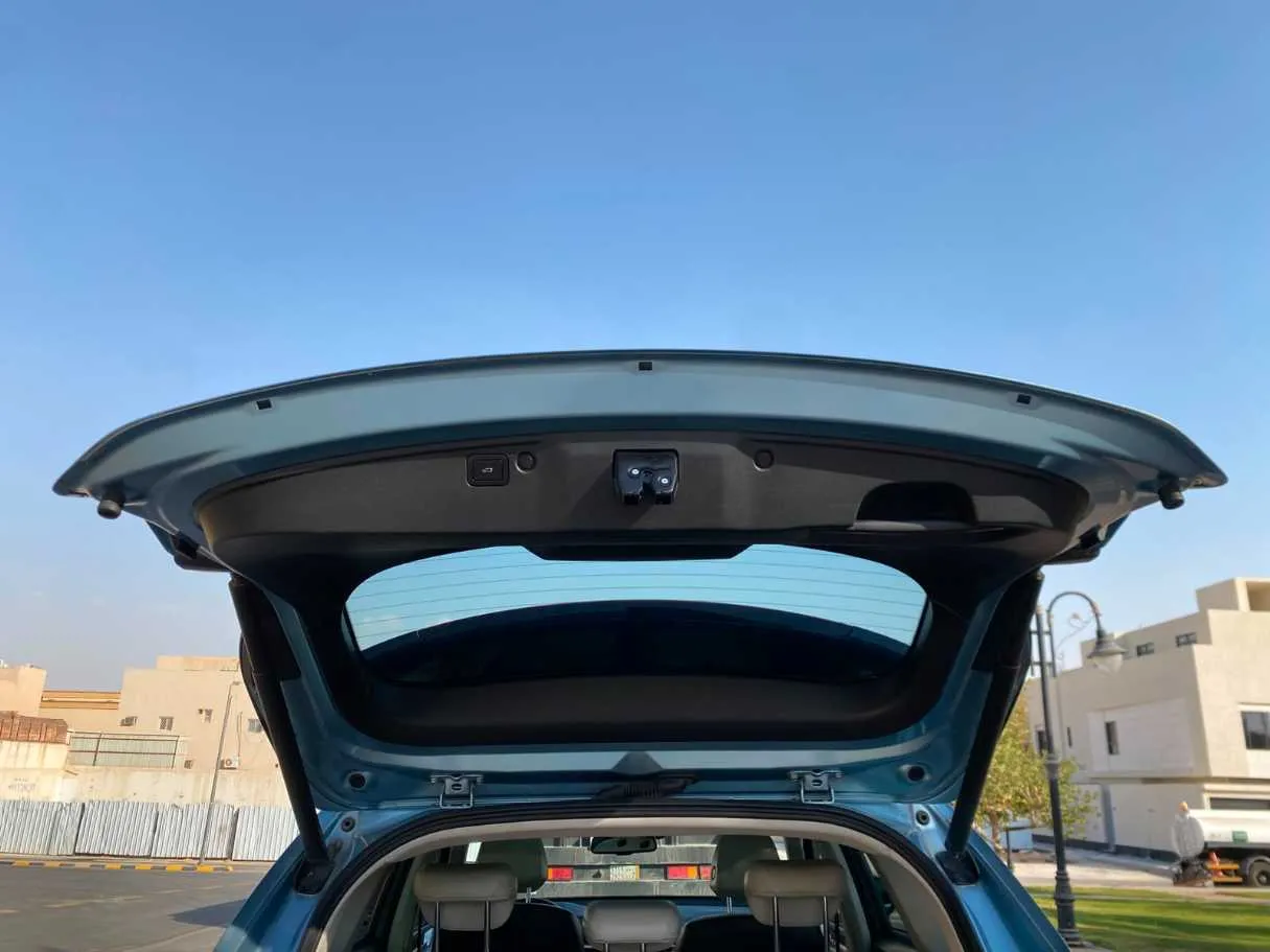 Car image 19