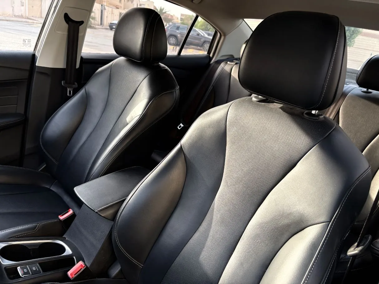Car image 13