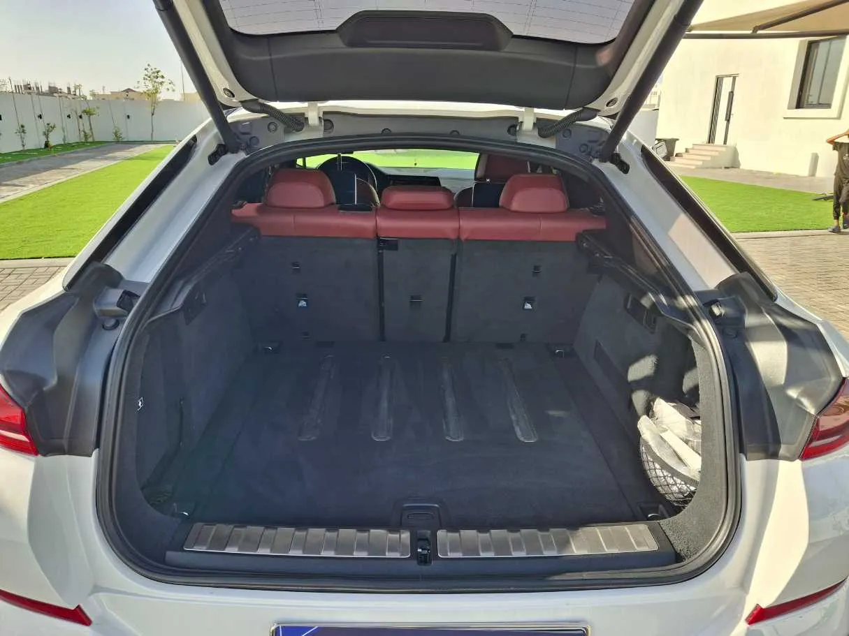 Car image 18