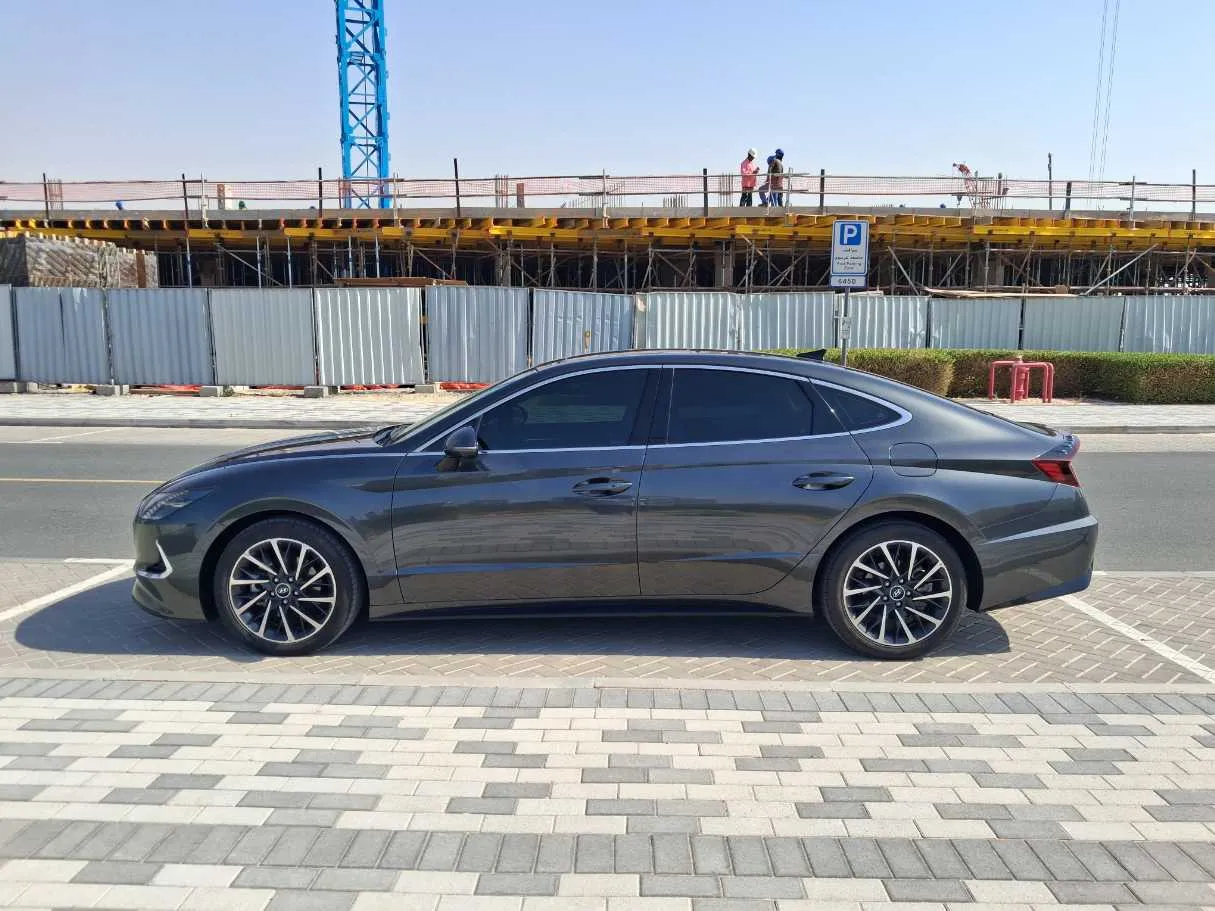 Car image 4