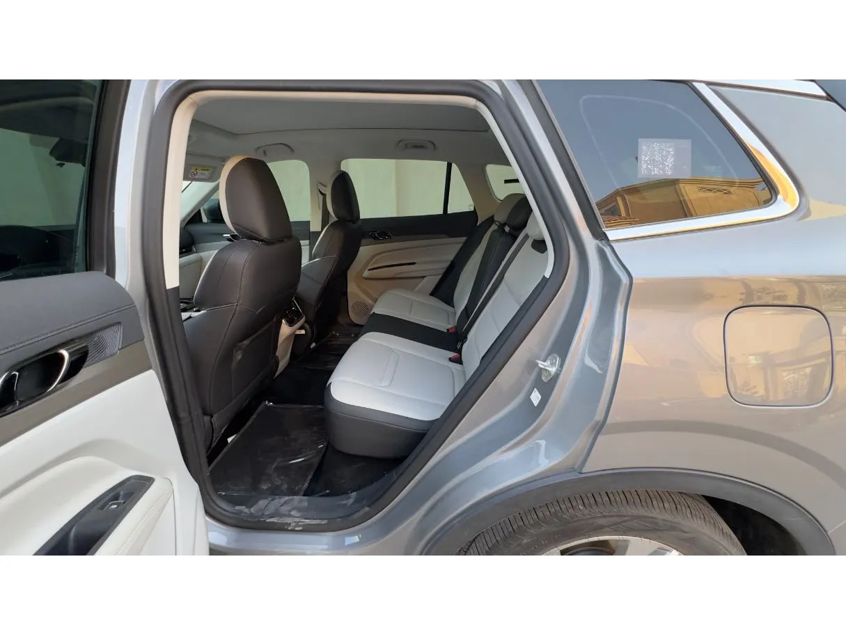 Car image 13