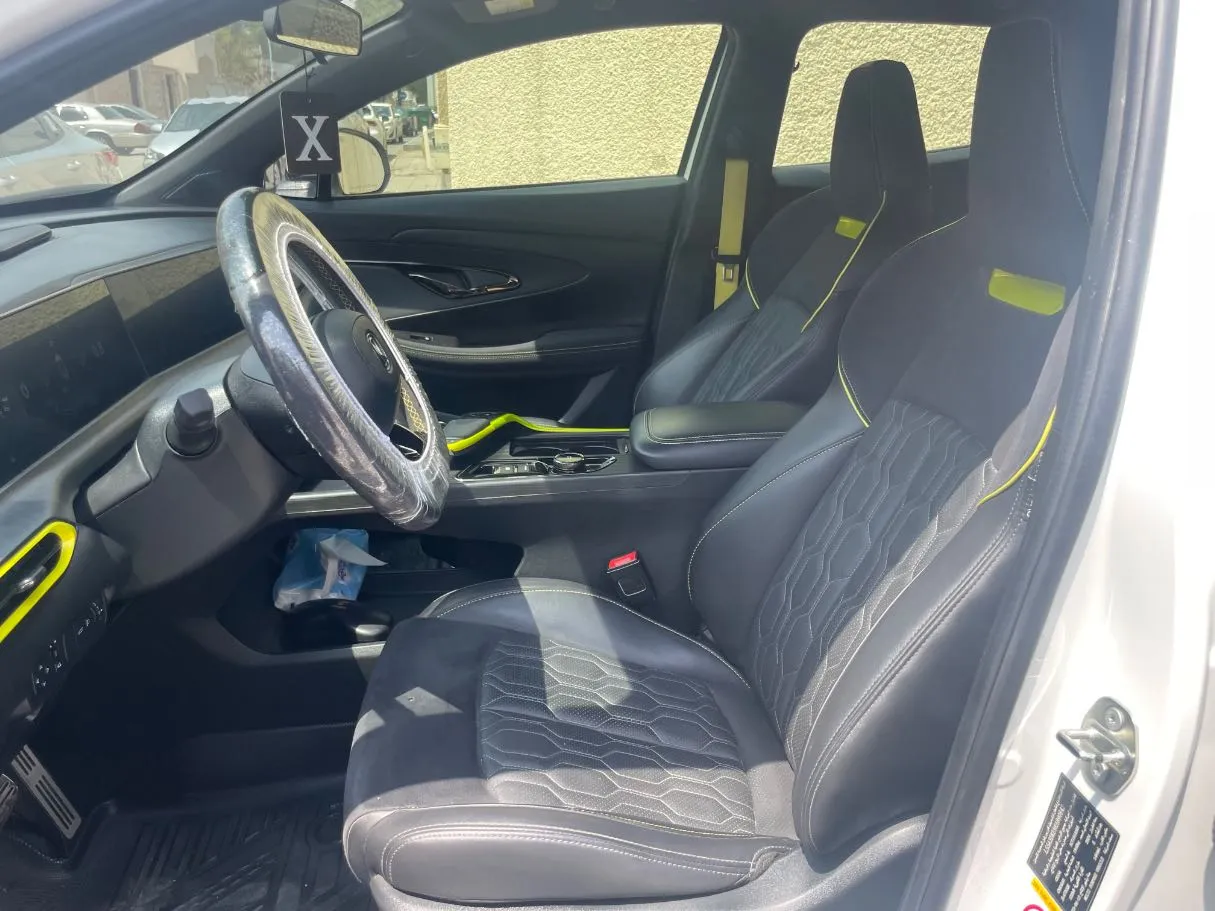Car image 12