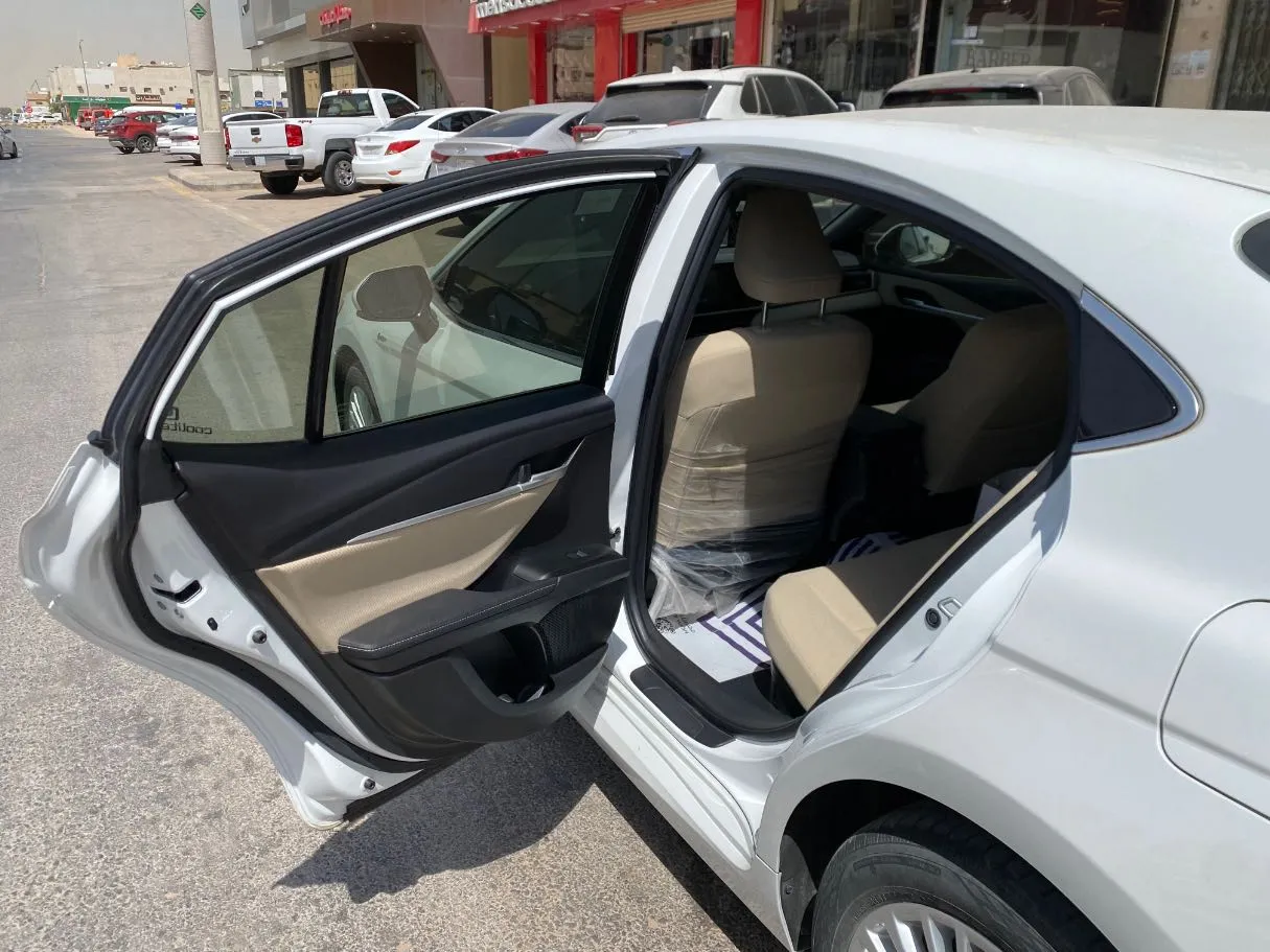 Car image 12