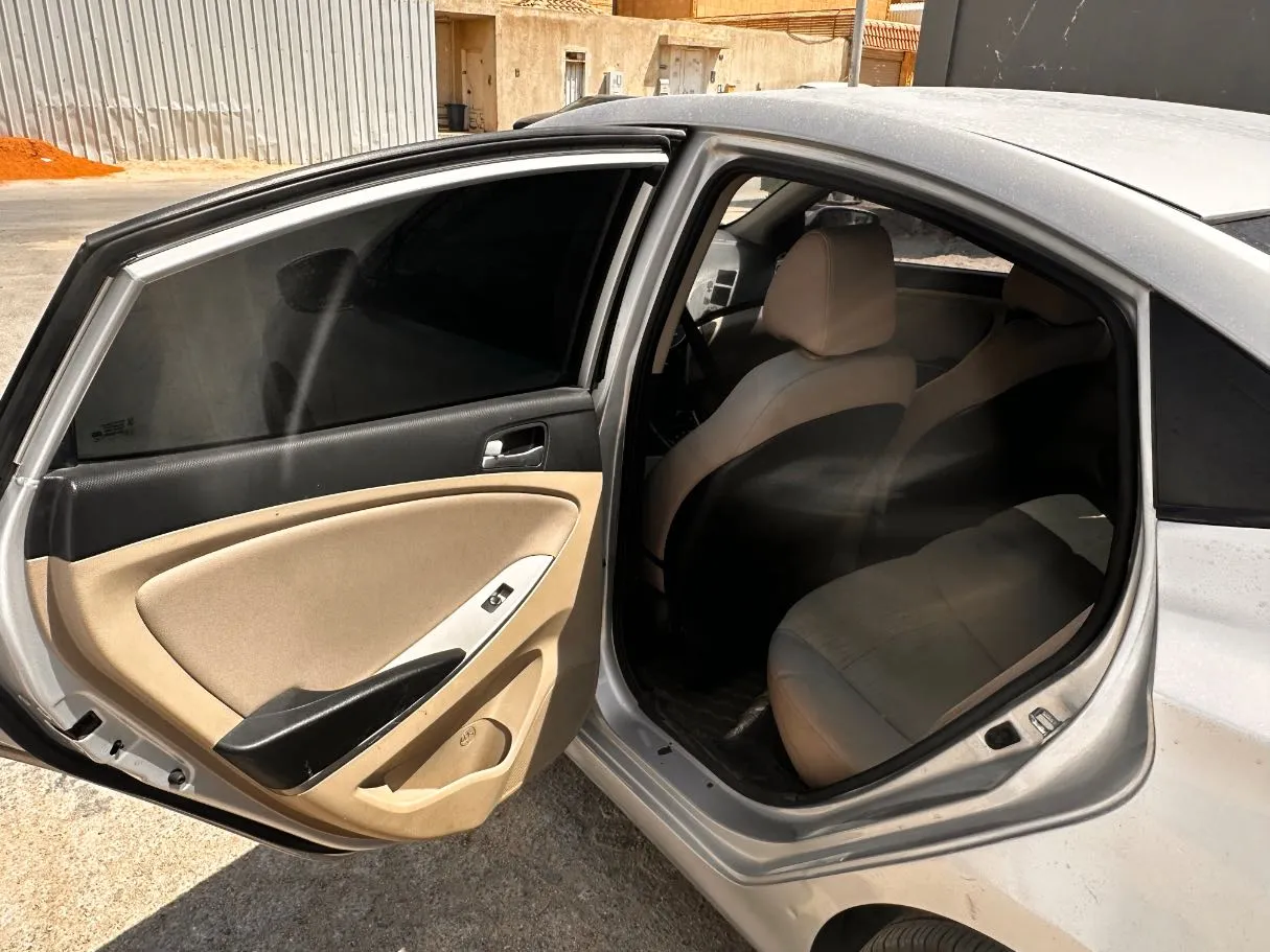 Car image 13