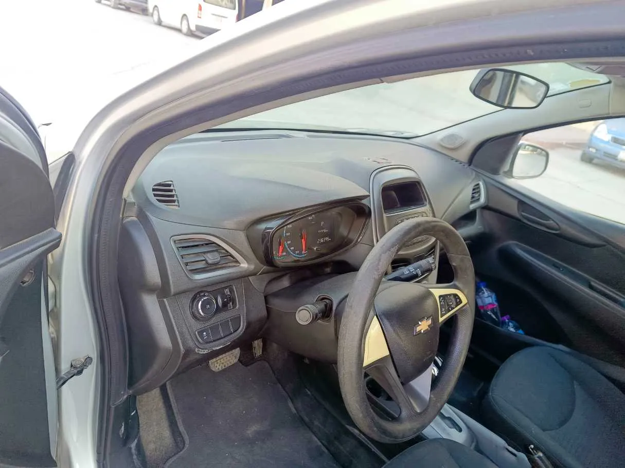 Car image 14