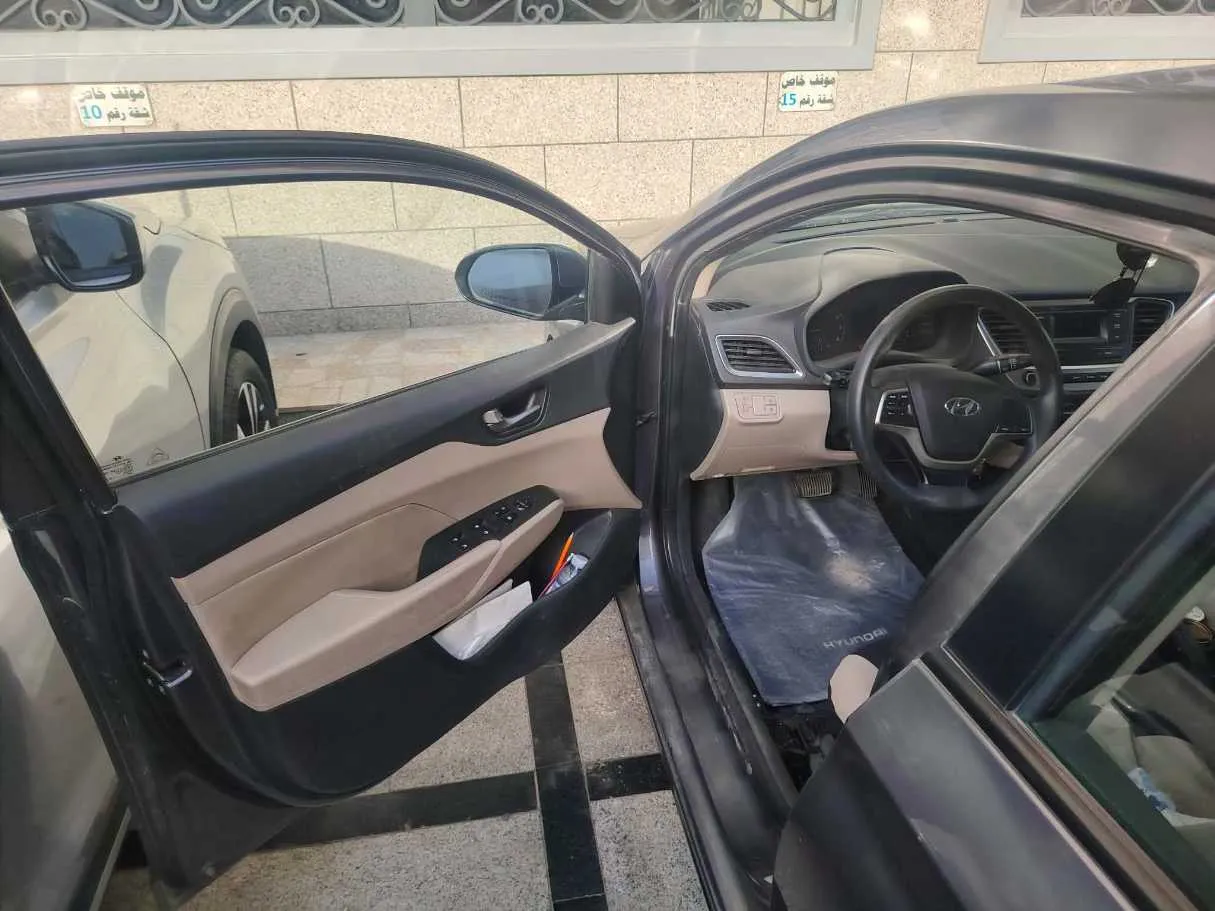Car image 11