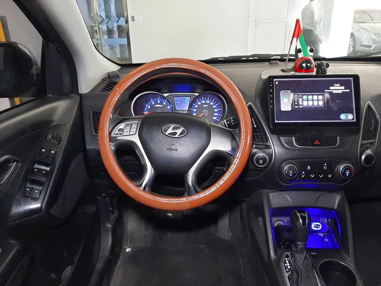 Car image 14