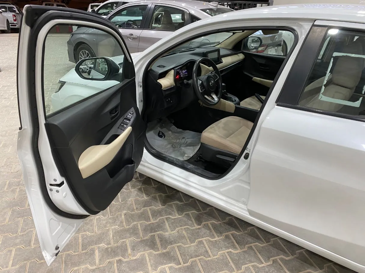 Car image 9