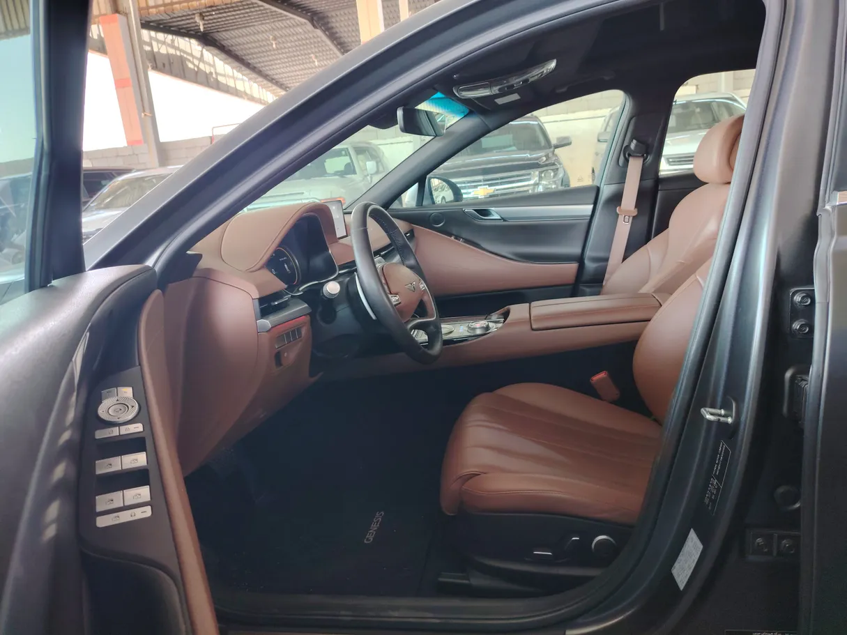 Car image 12