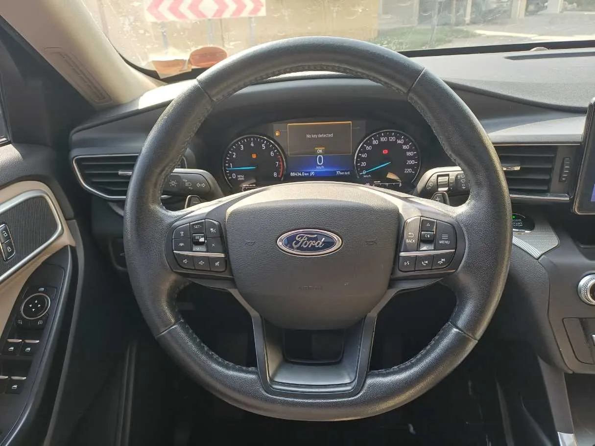 Car image 17