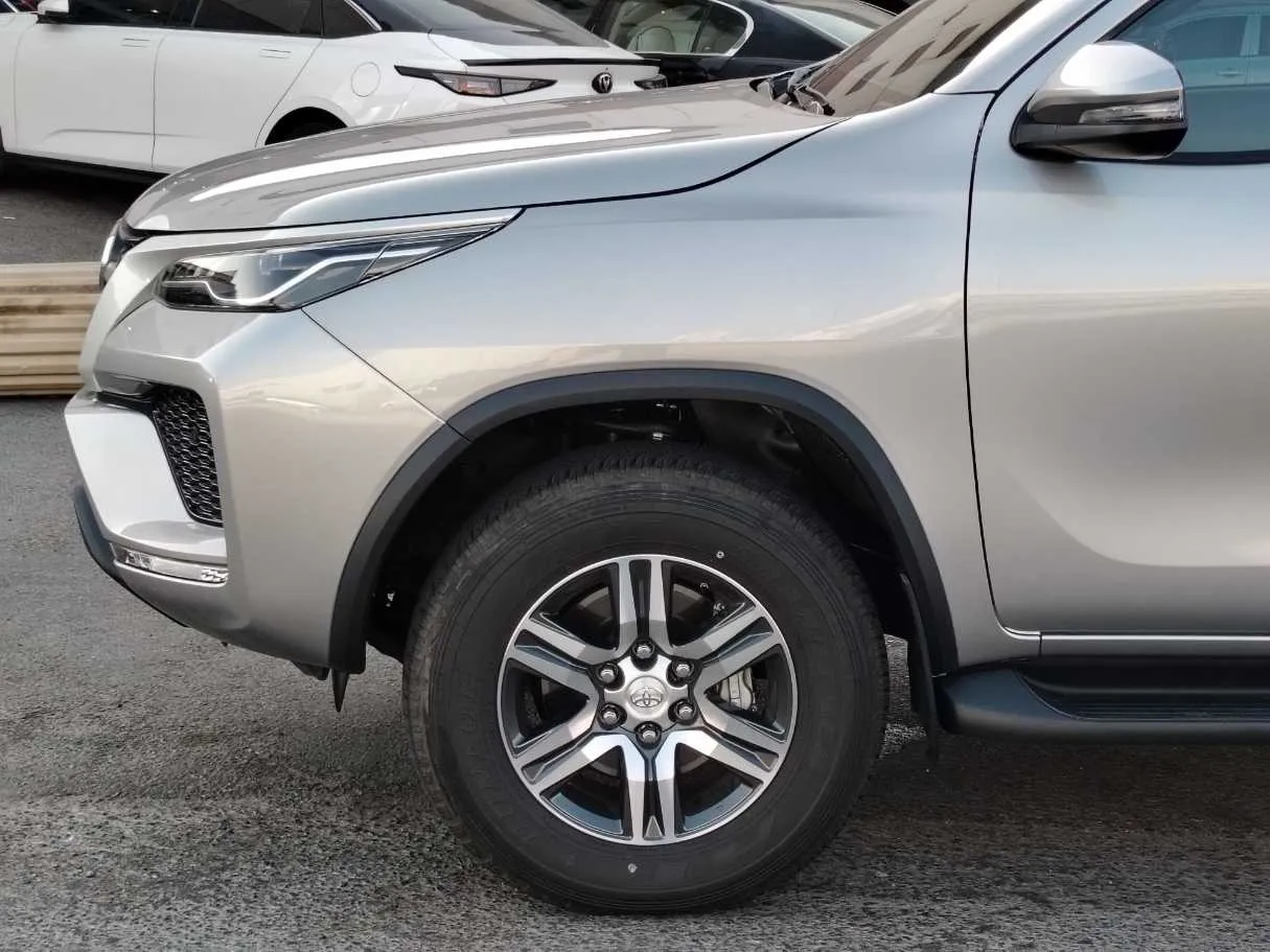 Car image 9