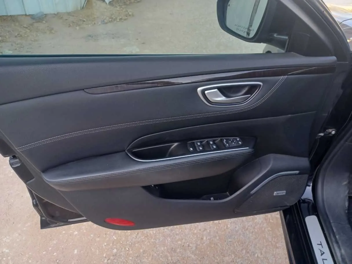Car image 10