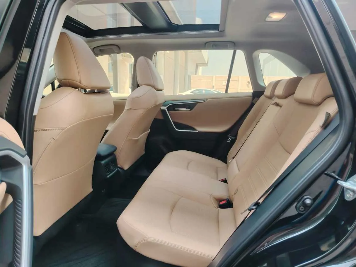 Car image 18
