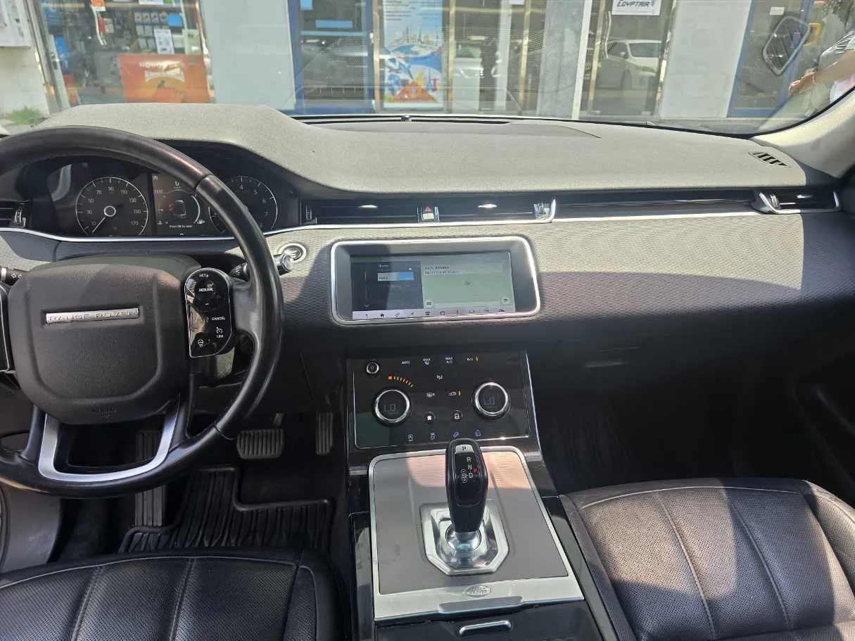 Car image 18