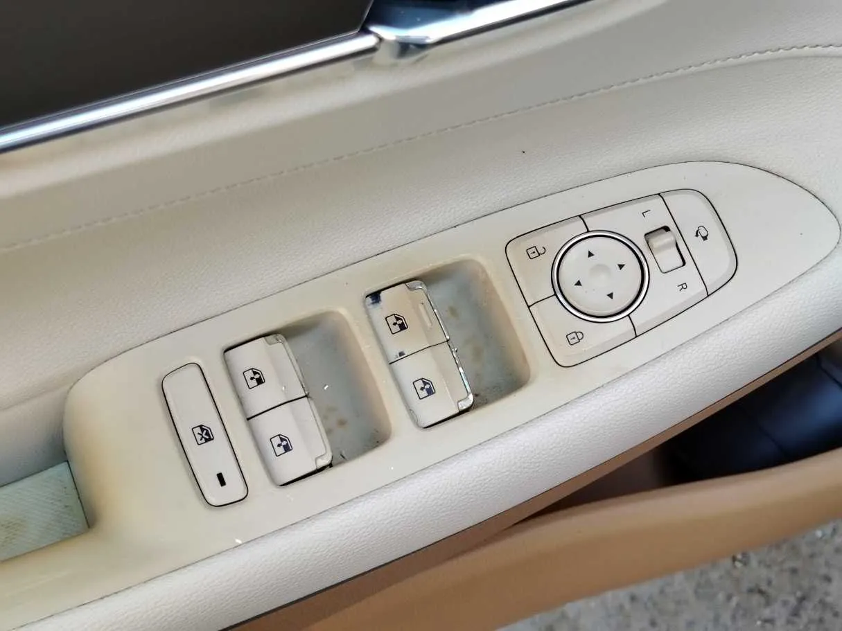 Car image 34