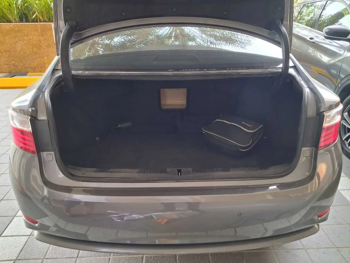 Car image 19