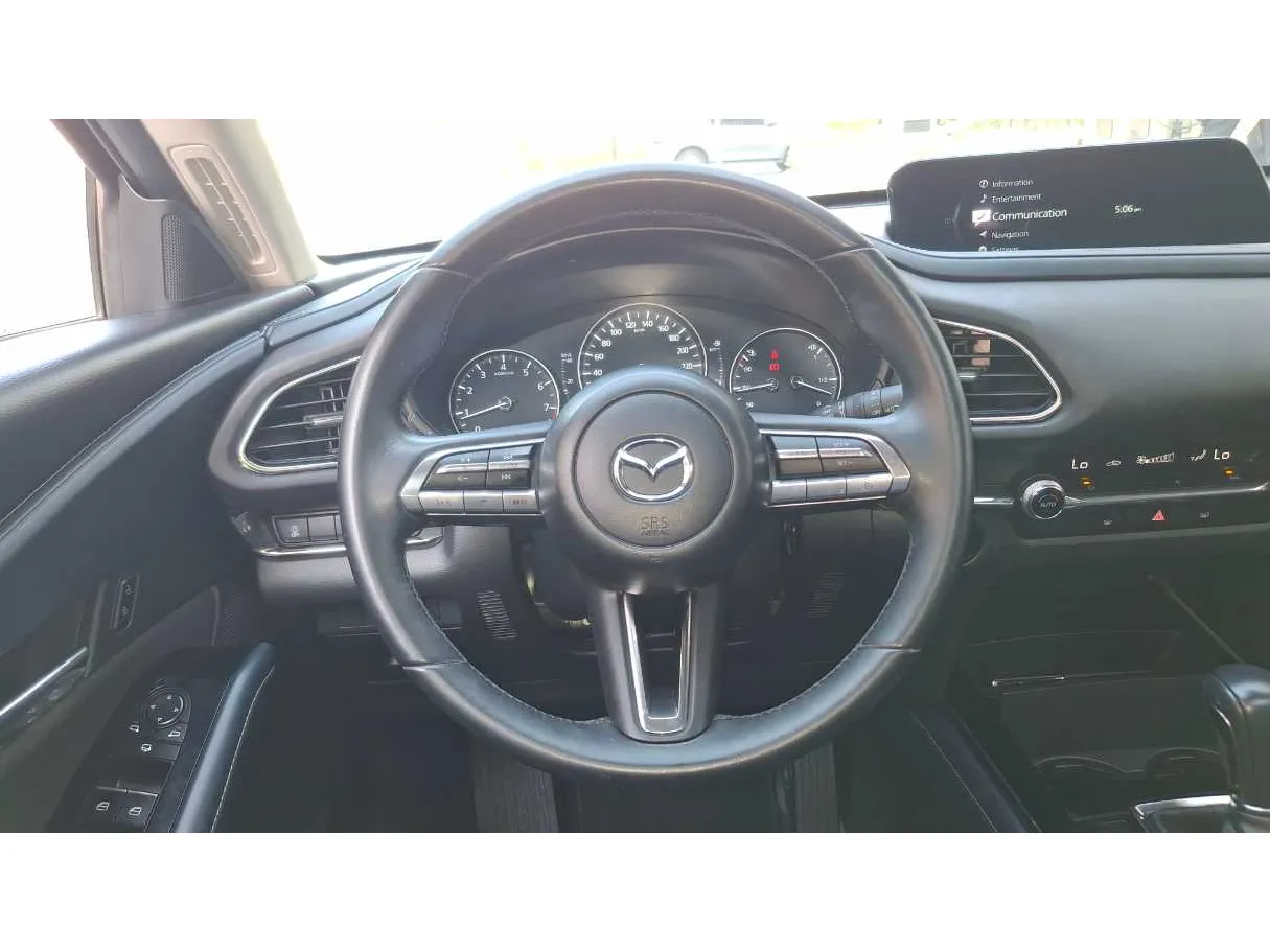 Car image 18