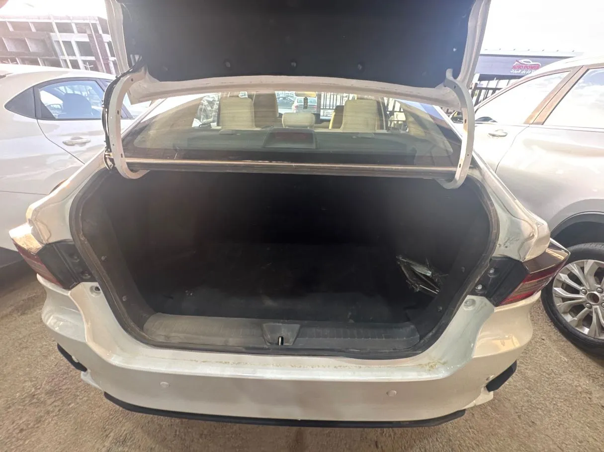 Car image 16