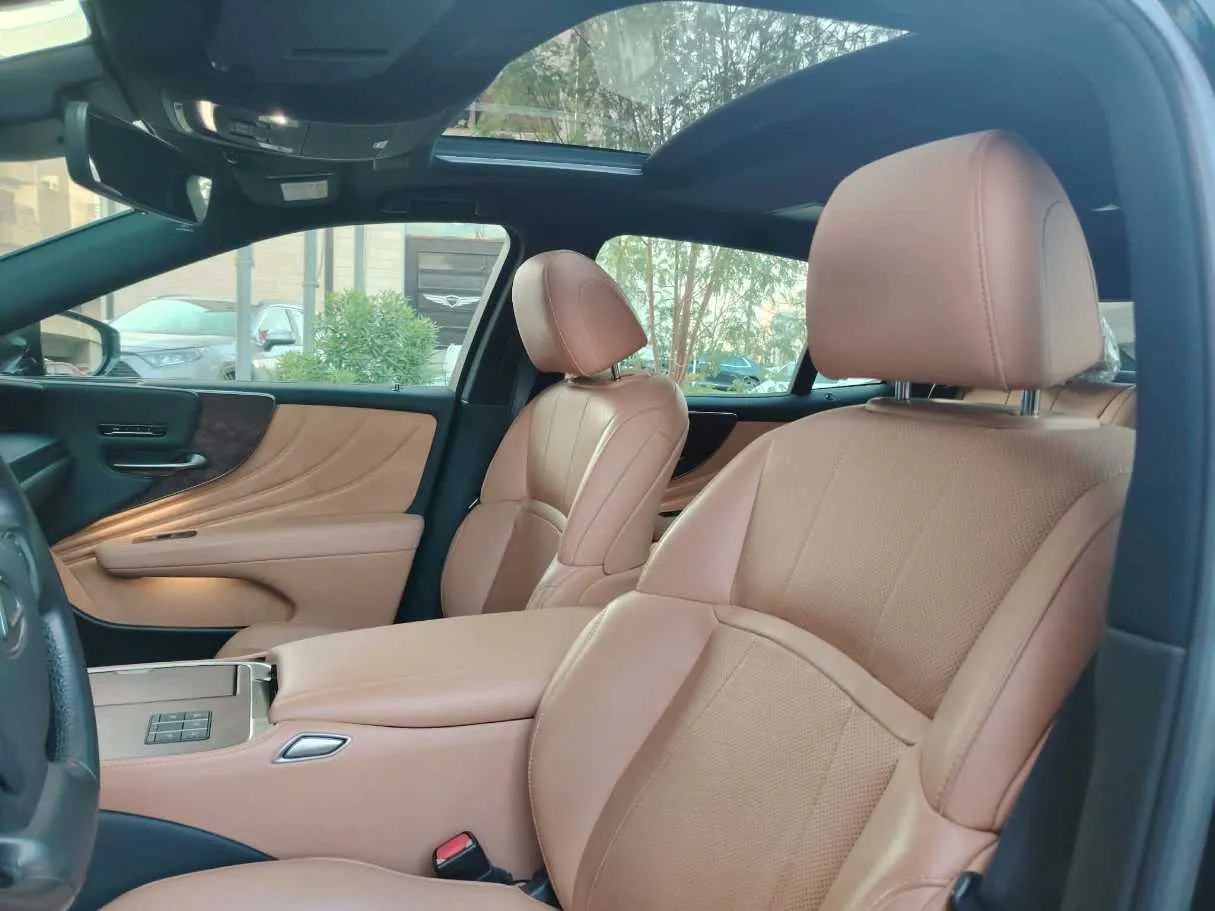 Car image 16