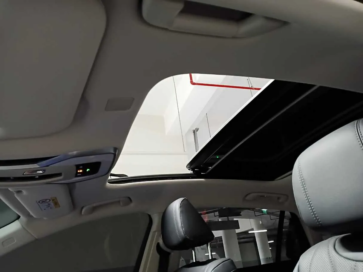 Car image 25