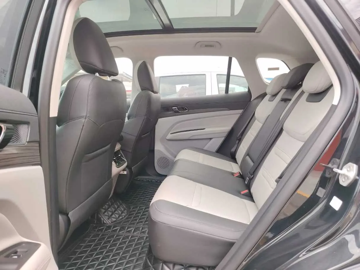 Car image 32