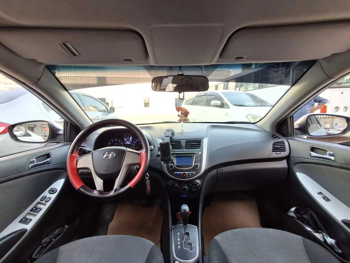 Car image 17