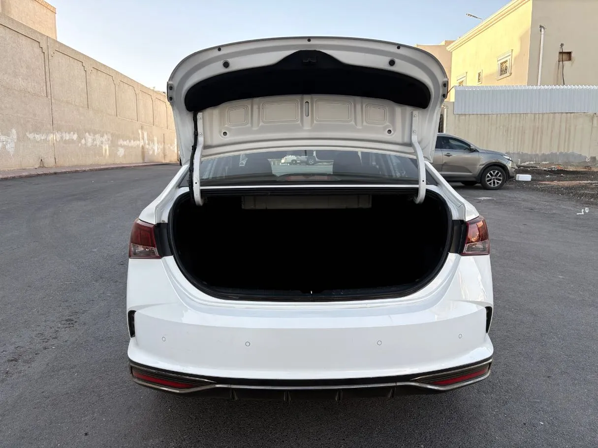 Car image 24
