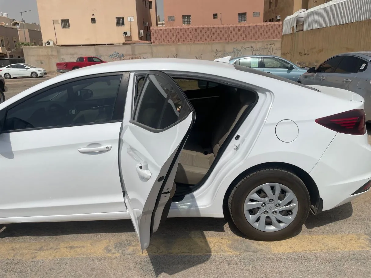 Car image 14