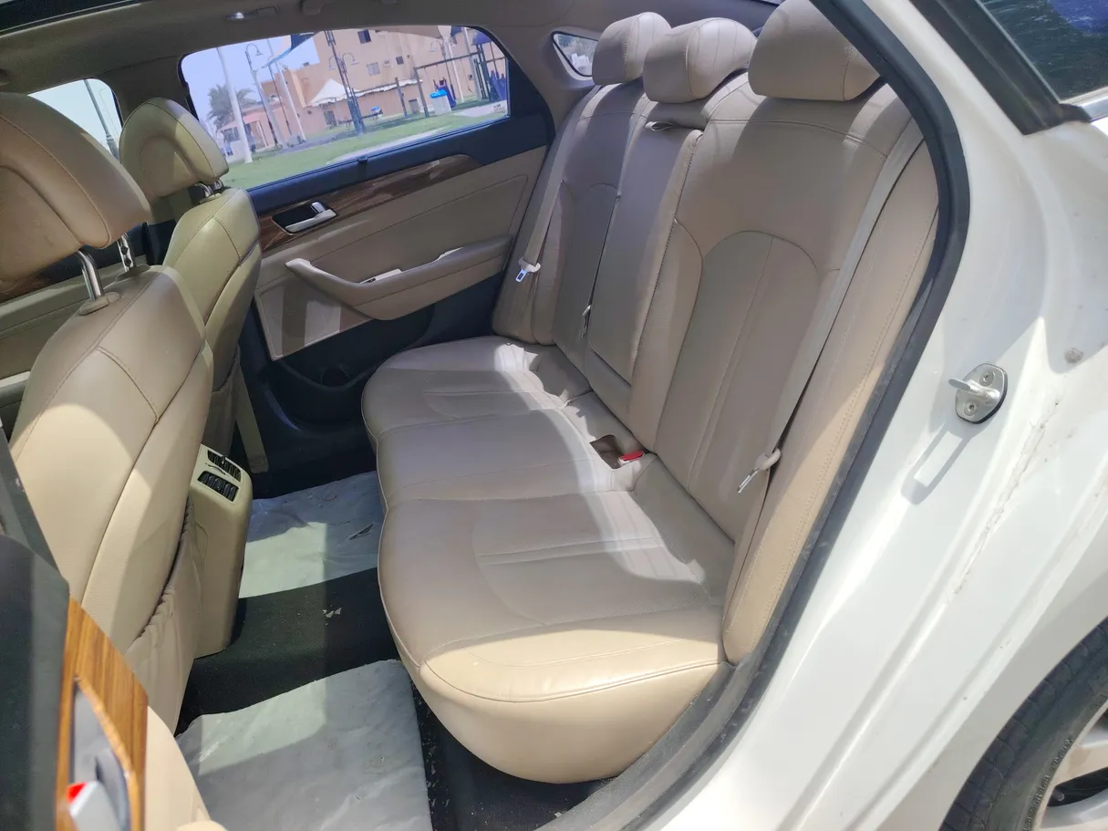 Car image 15