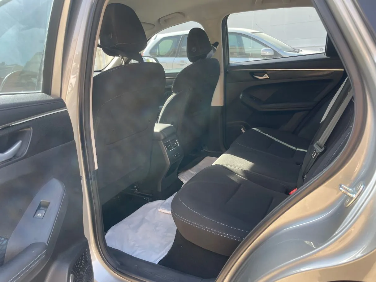 Car image 16