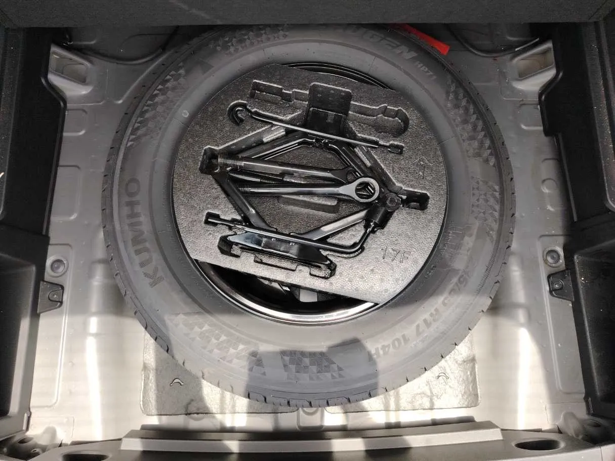 Car image 30