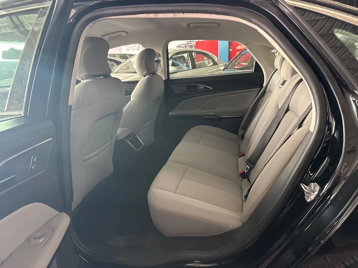 Car image 17