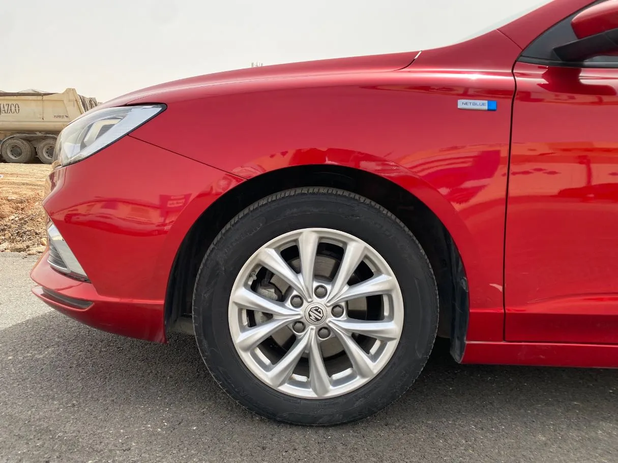 Car image 9