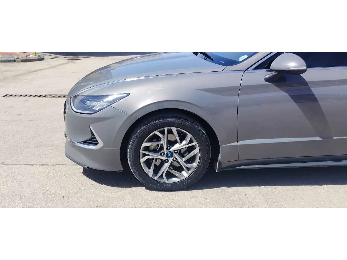 Car image 9