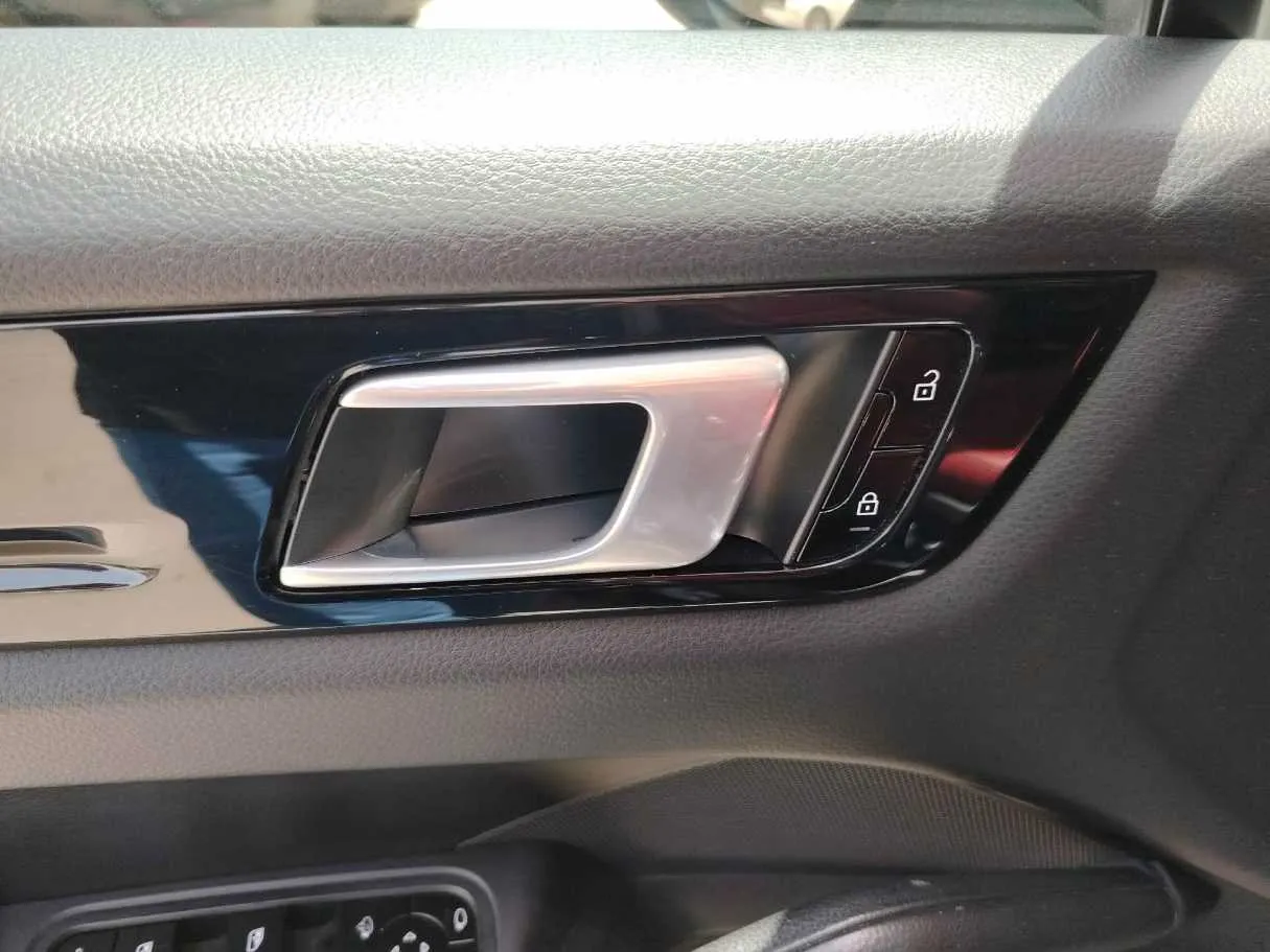 Car image 40