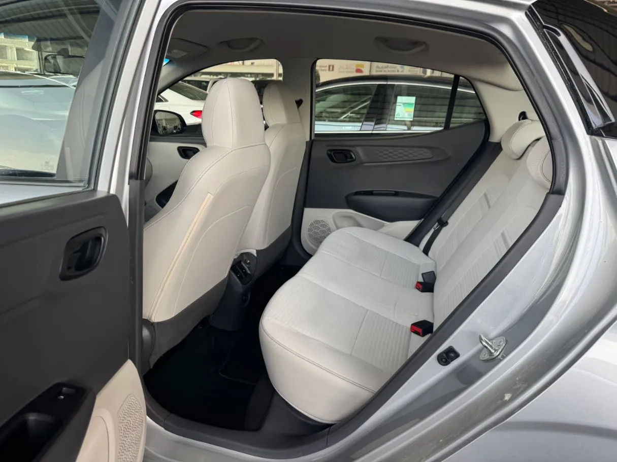 Car image 15