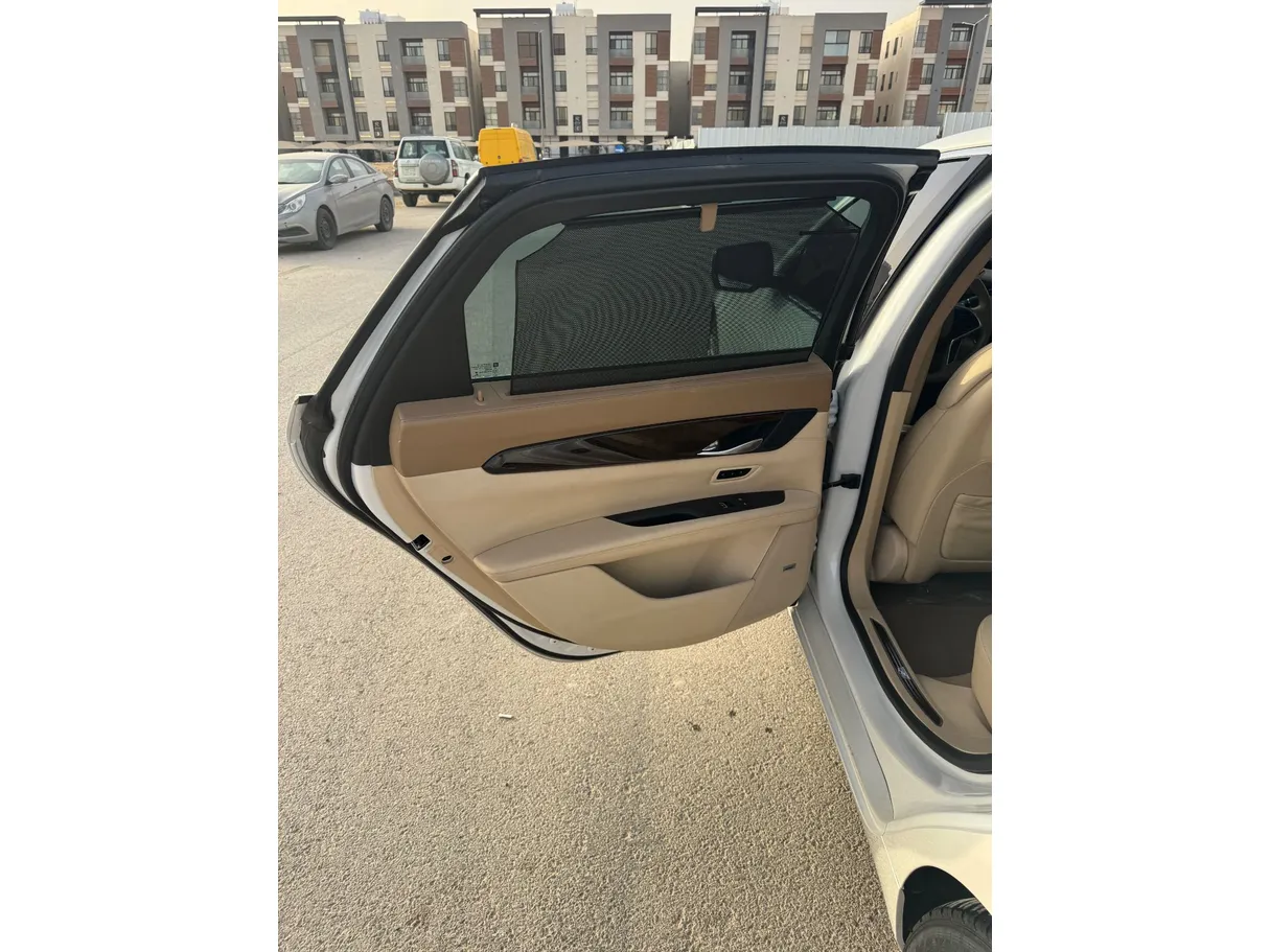 Car image 12