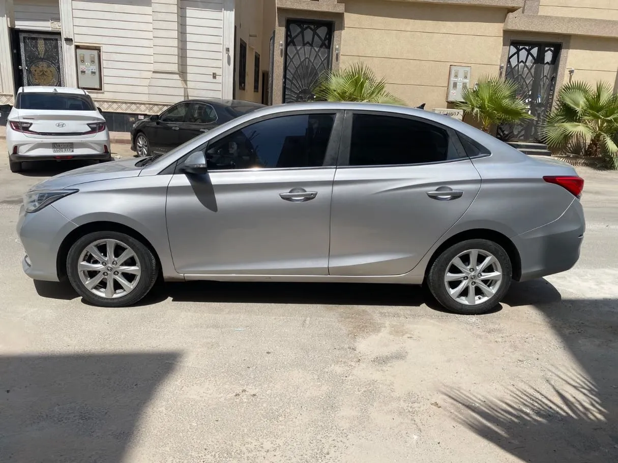 Car image 8