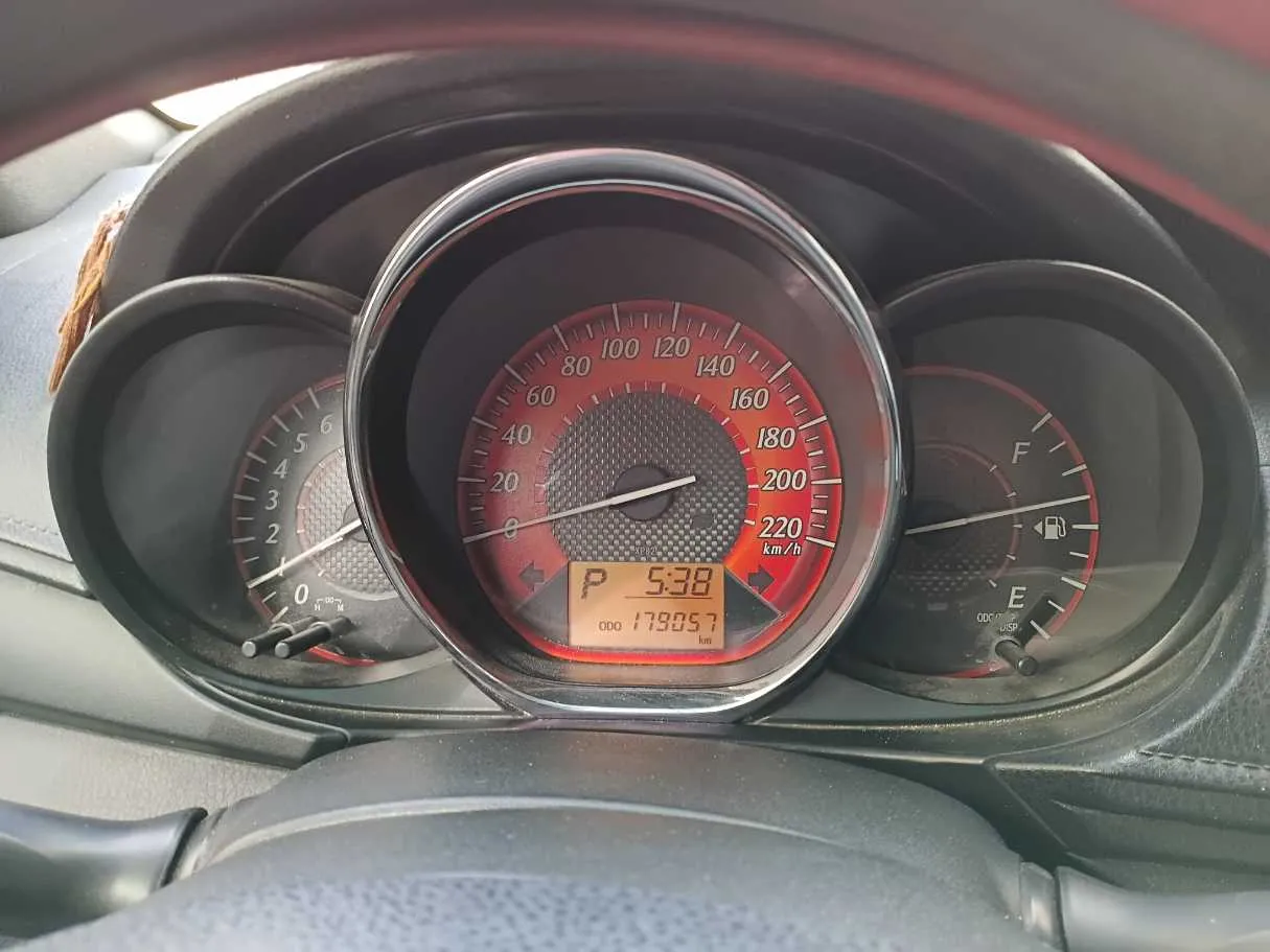 Car image 18