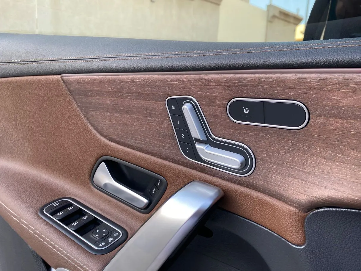 Car image 24