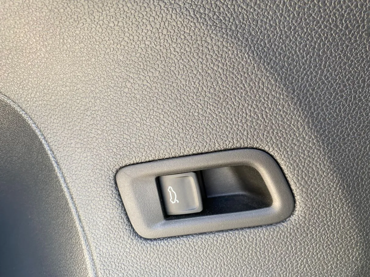 Car image 28