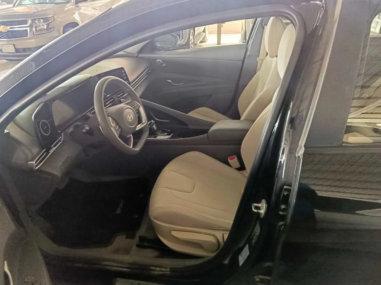 Car image 13