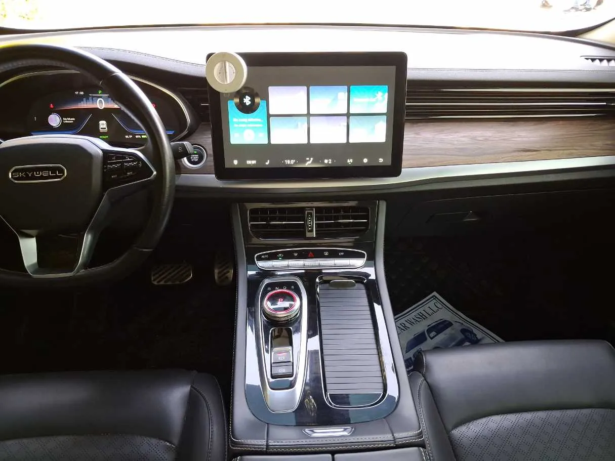 Car image 16