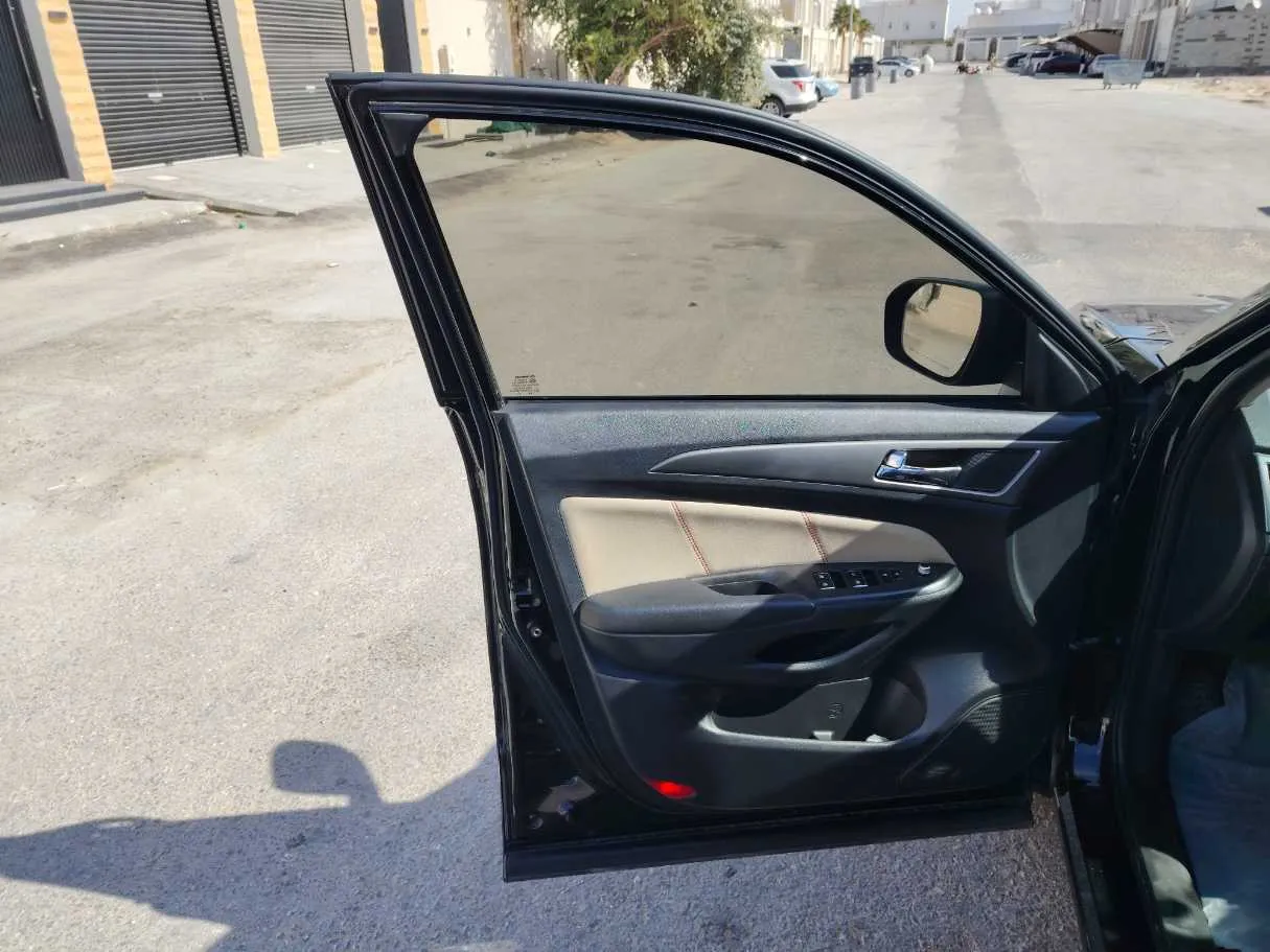 Car image 10