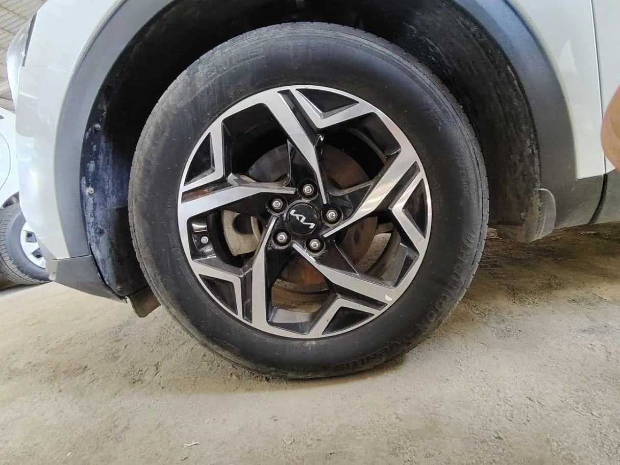 Car image 9