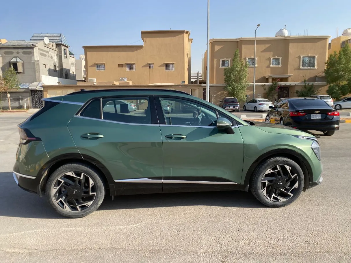 Car image 4