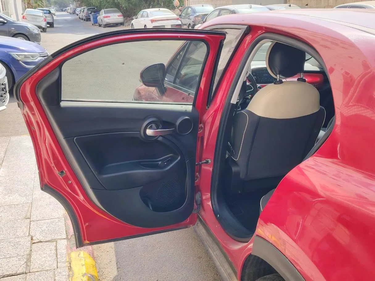 Car image 14