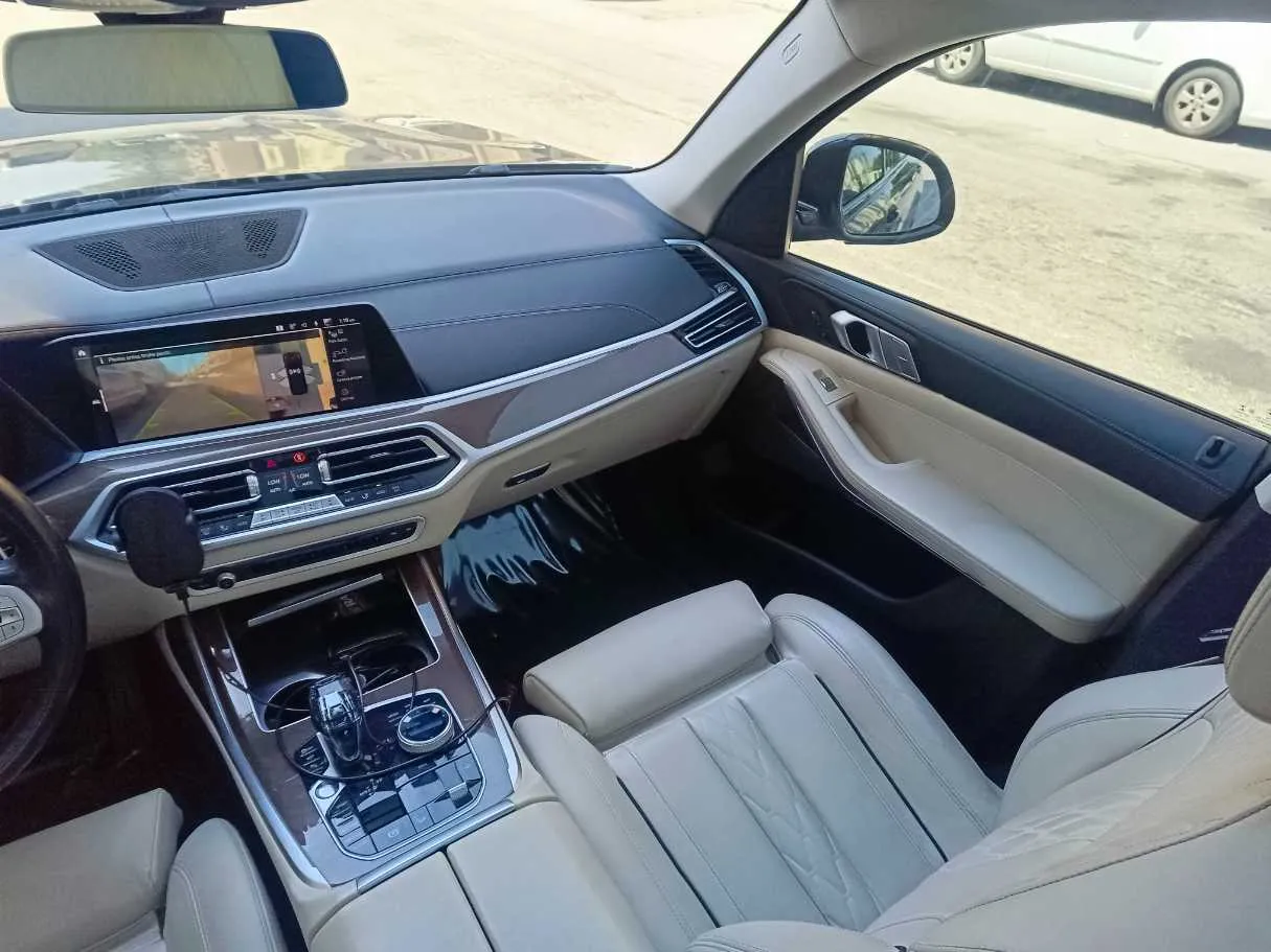 Car image 25