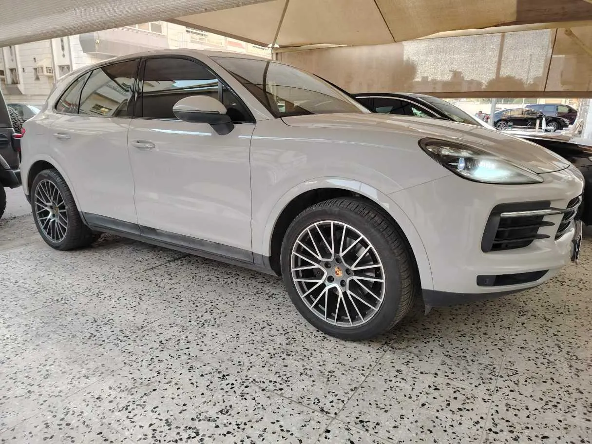 Car image 4
